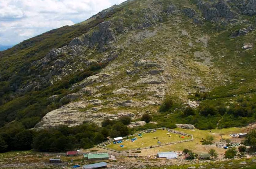 Les lieux emblématiques des festivals en Kabylie : un voyage culturel au cœur des montagnes